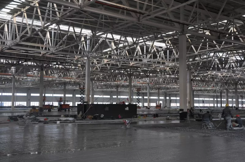 Hobaneng ha Kaho ea Feme ea Tlhahiso ea Elektroniki ea Steel Frame e Fetoha Khetho e Ratoang Bakeng sa Merero ea Sejoale-joale ea Indasteri?